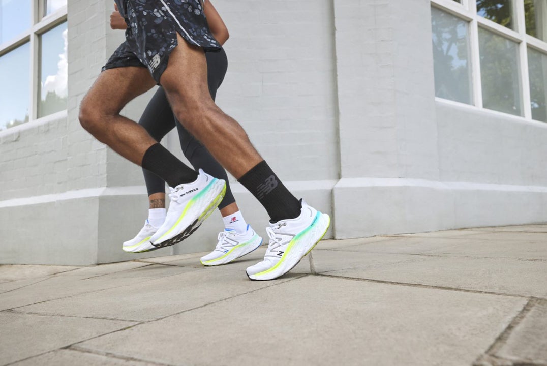 ニューバランス シリーズ史上最も厚く、柔らかいランニングシューズ